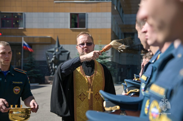 Священник благословил выпускников Академии