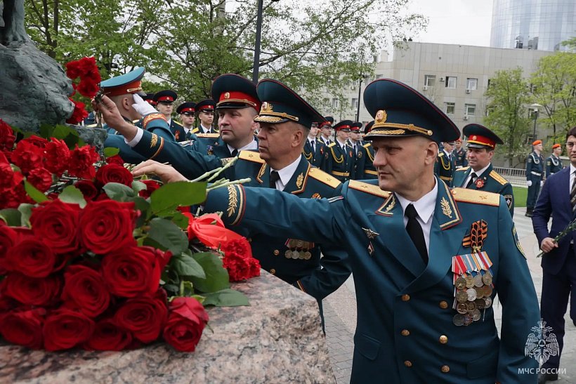 Руководство и сотрудники МЧС России отдали дань памяти воинам, погибшим в Великой Отечественной войне