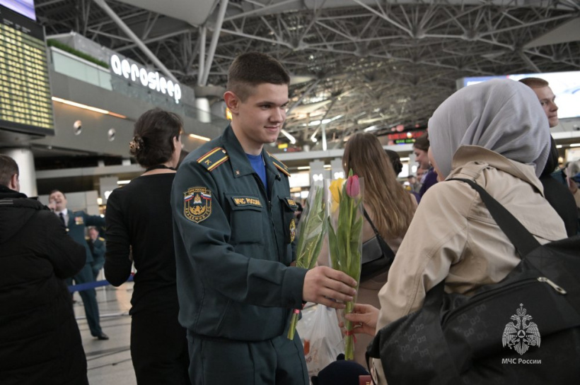 Сотрудники МЧС России и волонтеры поздравили женщин с наступающим 8 Марта