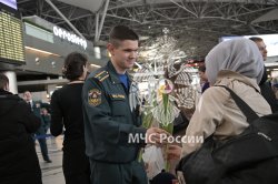 Сотрудники МЧС России и волонтеры поздравили женщин с наступающим 8 Марта