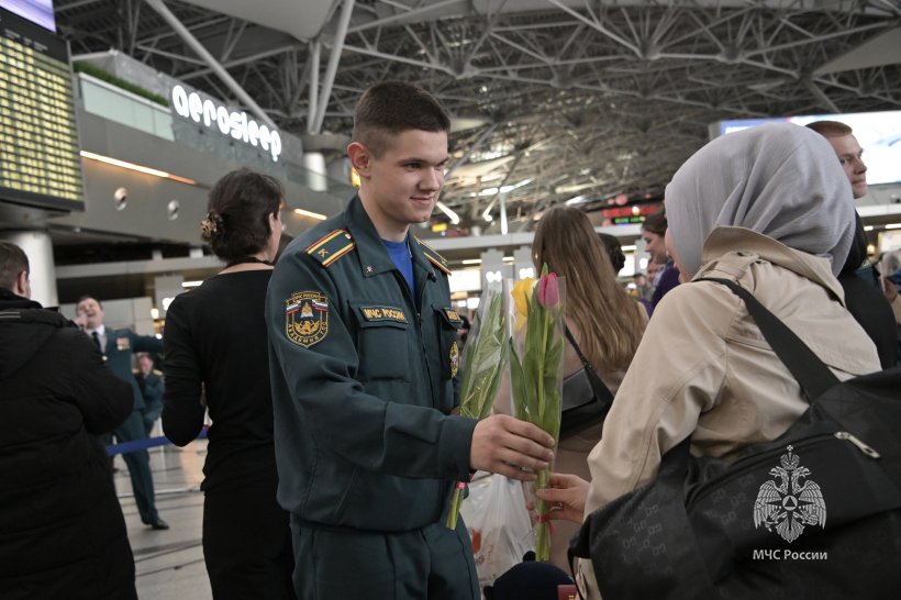 Сотрудники МЧС России и волонтеры поздравили женщин с наступающим 8 Марта