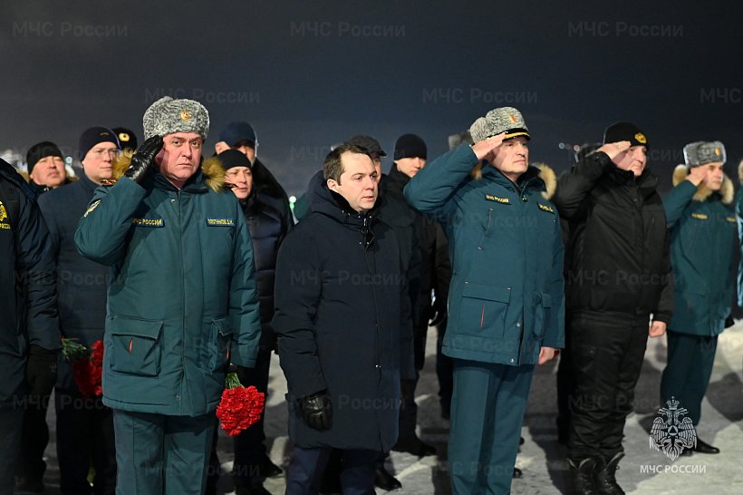 Александр Куренков дал старт арктической экспедиции МЧС России - эстафете памяти в Мурманске