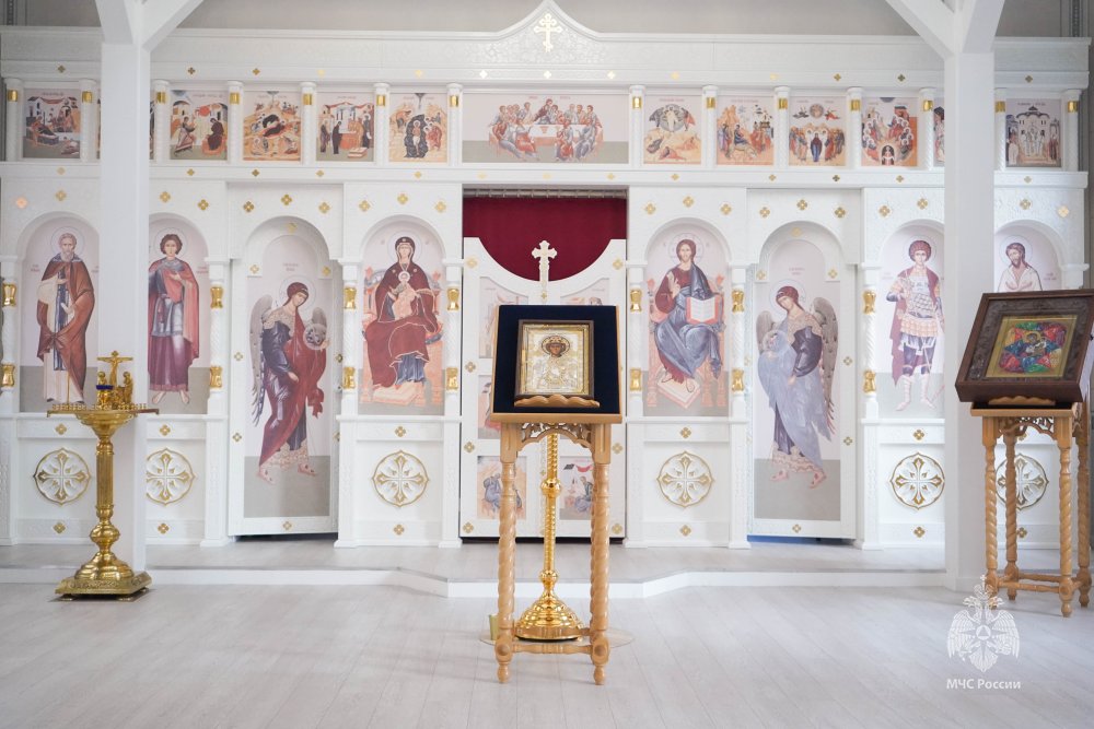 В храме Академии освятили новый иконостас и настенные росписи после реставрации