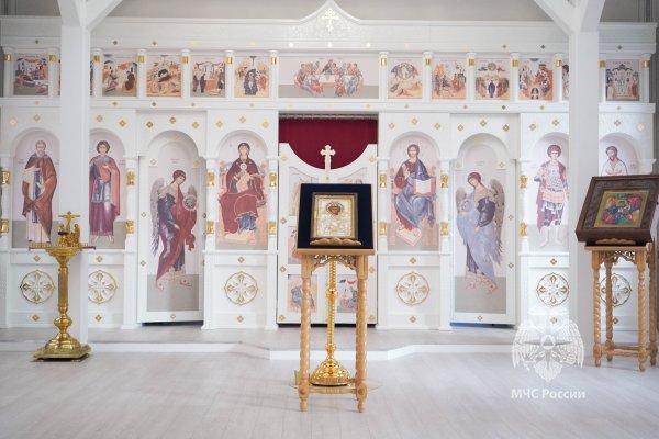 В храме Академии освятили новый иконостас и настенные росписи после реставрации