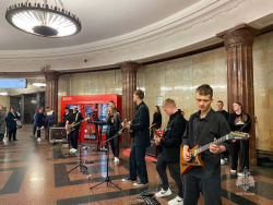 Обучающиеся МЧС России порадовали пассажиров метро живой музыкой