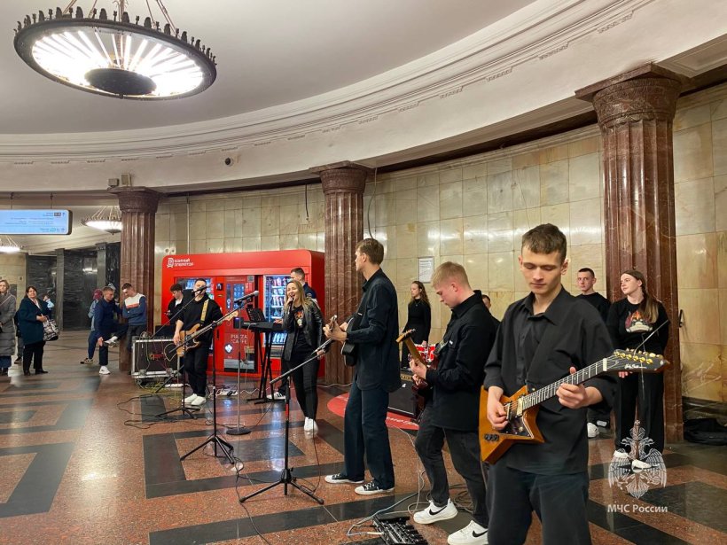 Обучающиеся МЧС России порадовали пассажиров метро живой музыкой