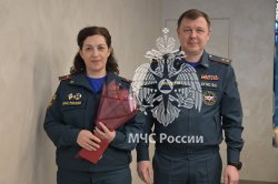 Цветы и улыбки стали главными атрибутами сегодняшнего дня 