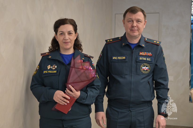 Цветы и улыбки стали главными атрибутами сегодняшнего дня 