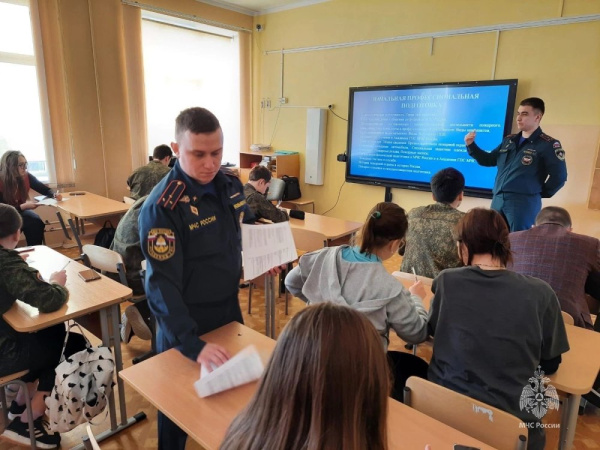 Сотрудники Академии ГПС МЧС России посетили кадетский класс в МБОУ СОШ 1000