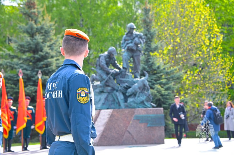 Курсанты вуза приняли участие в церемонии возложения цветов в дань памяти всем воинам Великой Отечественной войны