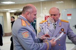Главе МЧС России Александру Куренкову представили новый учебник для пожарных