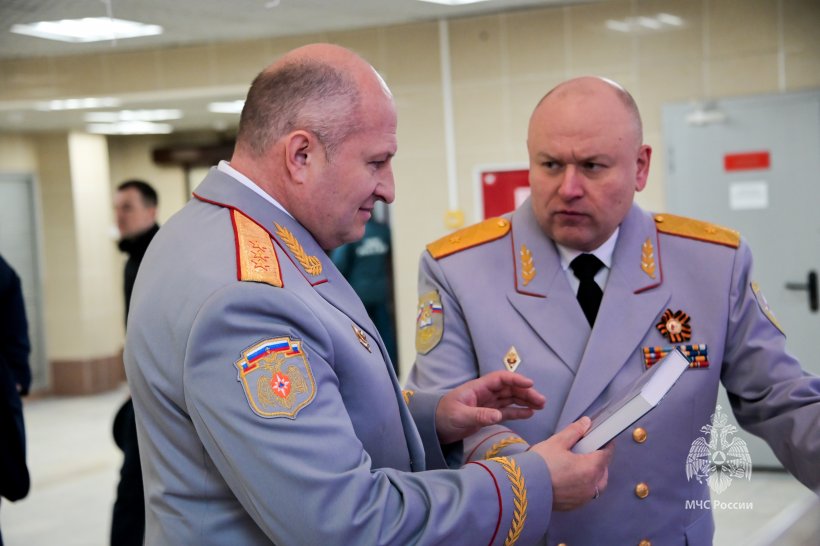 Главе МЧС России Александру Куренкову представили новый учебник для пожарных