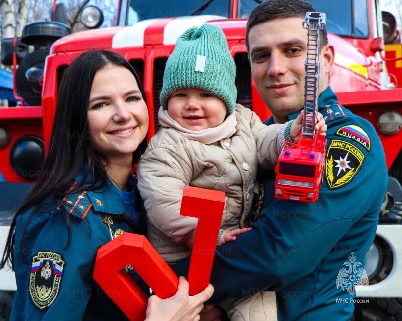 МЧС России поздравляет сотрудников с Днем семьи, любви и верности