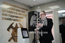 Цветы и улыбки стали главными атрибутами сегодняшнего дня 