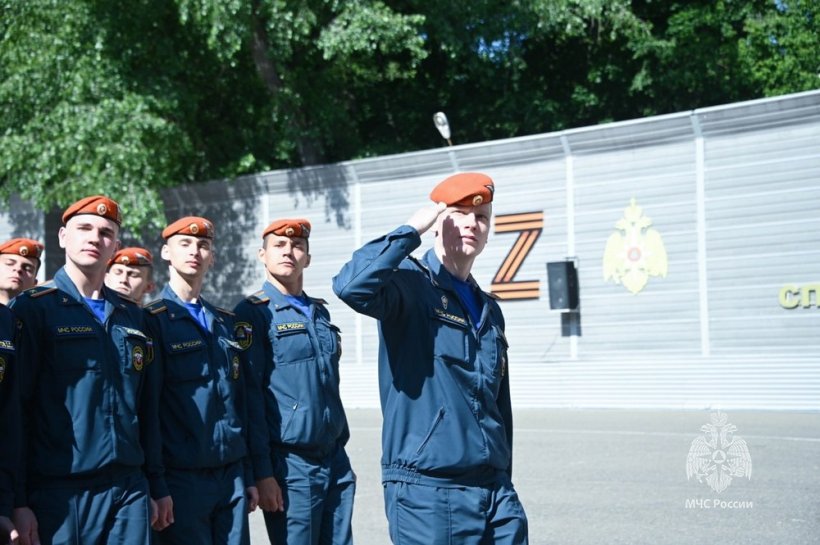 Торжественная церемония поднятия Государственного флага, посвященная Дню России