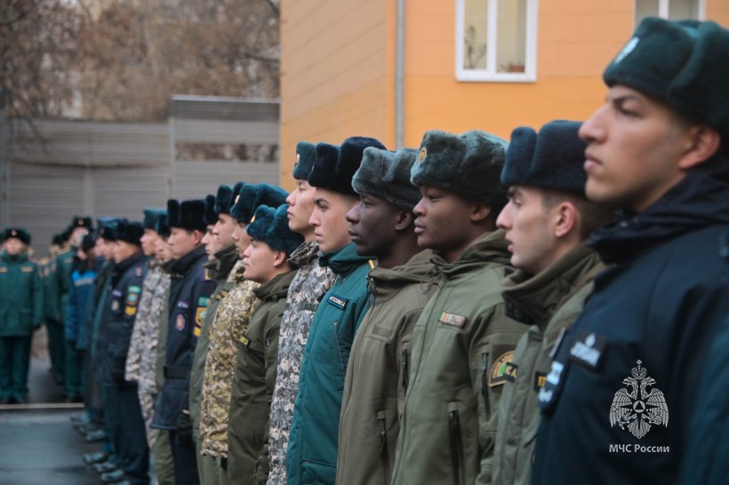 На плацу Академии состоялось построение переменного и постоянного состава