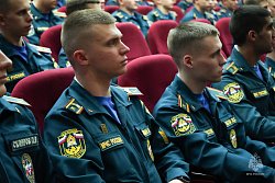 Курсантам Академии вручили удостоверения, жетоны и книжки спасателей