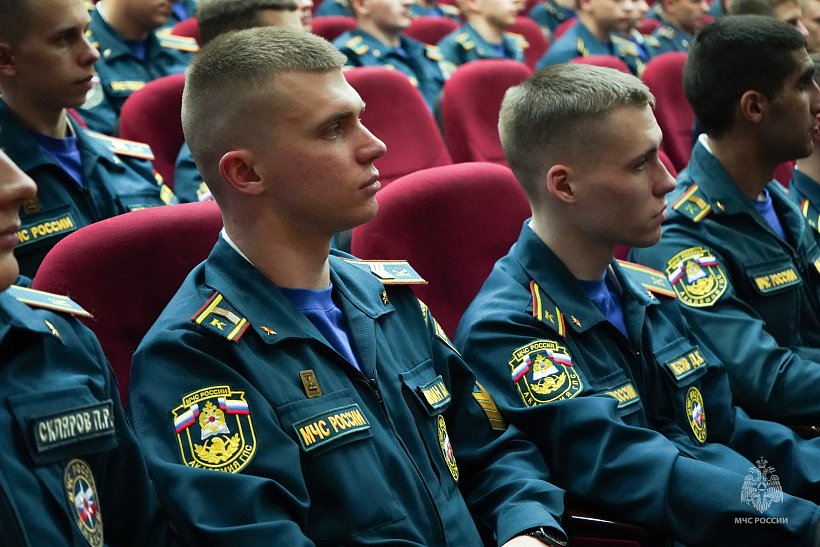 Курсантам Академии вручили удостоверения, жетоны и книжки спасателей