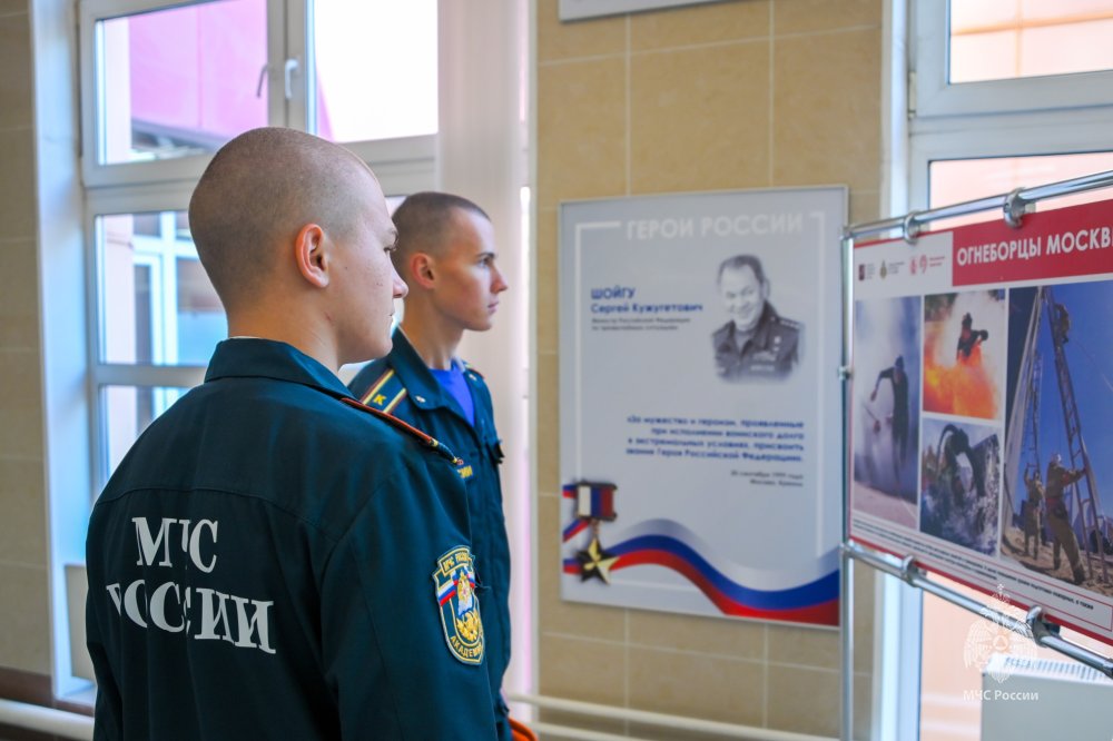 В Академии ГПС МЧС России работает фотовыставка «Огнеборцы Москвы»
