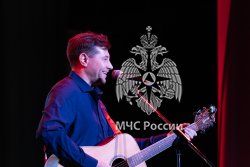 Цветы и улыбки стали главными атрибутами сегодняшнего дня 