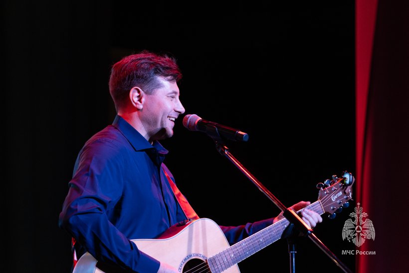 Цветы и улыбки стали главными атрибутами сегодняшнего дня 