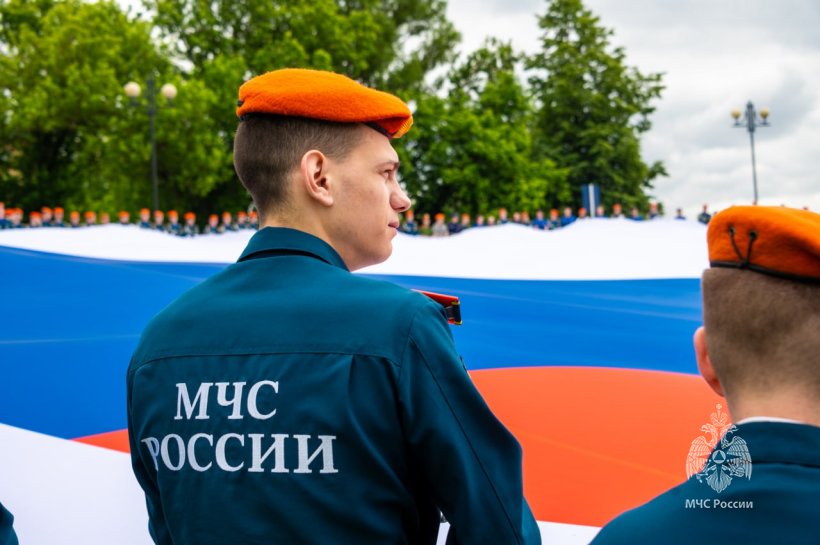 Личный состав Академии ГПС МЧС России провел патриотическую акцию ко Дню России 