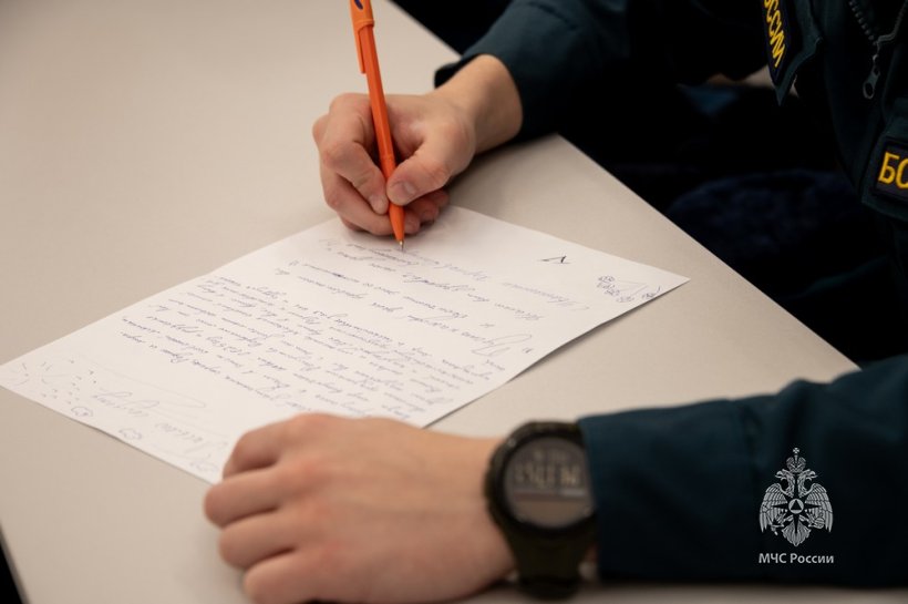 Курсанты Академии приняли участие в добровольческих акциях «Новогодняя открытка» и «Письмо солдату»