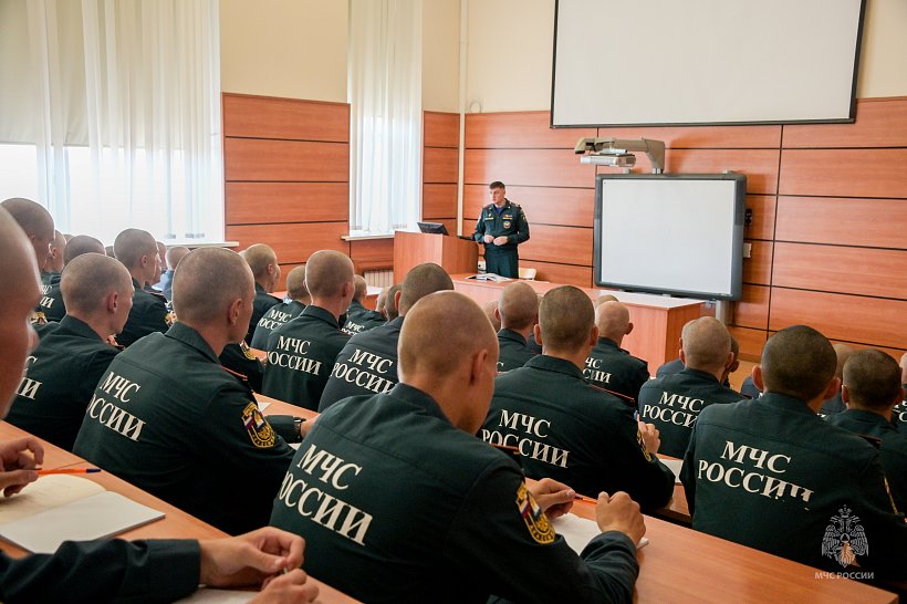 В Академии прошла торжественная линейка, посвященная Дню знаний