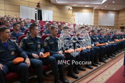 Курсантам Академии вручили удостоверения, жетоны и книжки спасателей