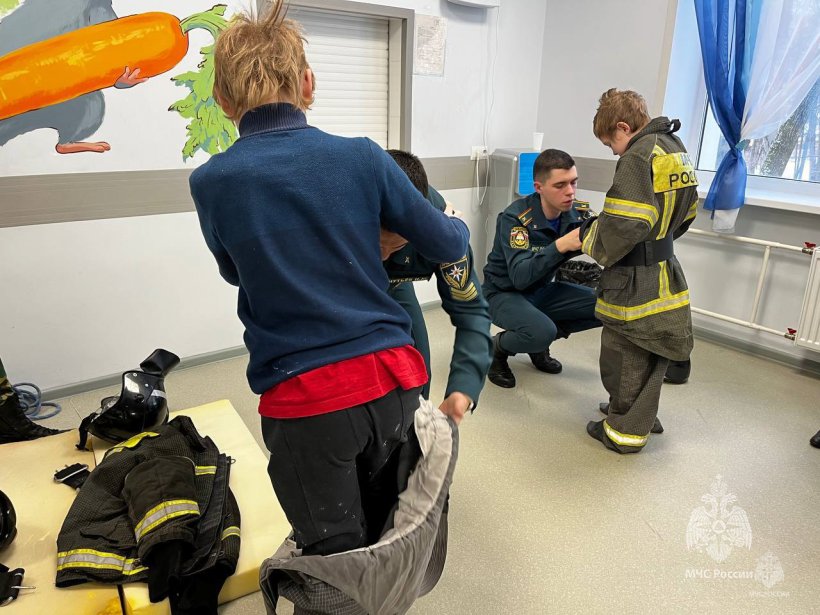 Обучающиеся Академии напомнили детям с ограниченными возможностями правила безопасного поведения