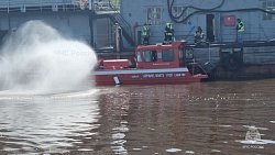 Учения на воде: тушение пожара на нефтяной барже
