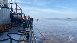 Учения на воде: тушение пожара на нефтяной барже