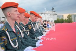 Самое большое в мире Знамя Победы развернули на Поклонной горе