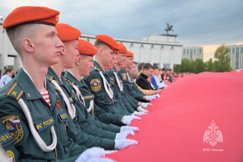 Самое большое в мире Знамя Победы развернули на Поклонной горе