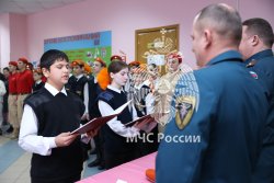 Кадетскому классу МЧС России мытищинской школы № 12 вручили знамя