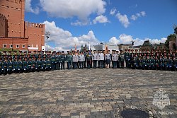 На Красной площади состоялась торжественная церемония вручения дипломов выпускникам двух вузов МЧС России