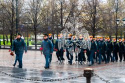 Личный состав Академии возложил цветы к Могиле Неизвестного в Александровском саду