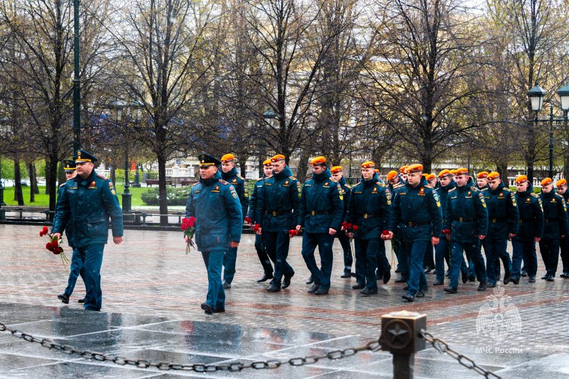 Личный состав Академии возложил цветы к Могиле Неизвестного в Александровском саду