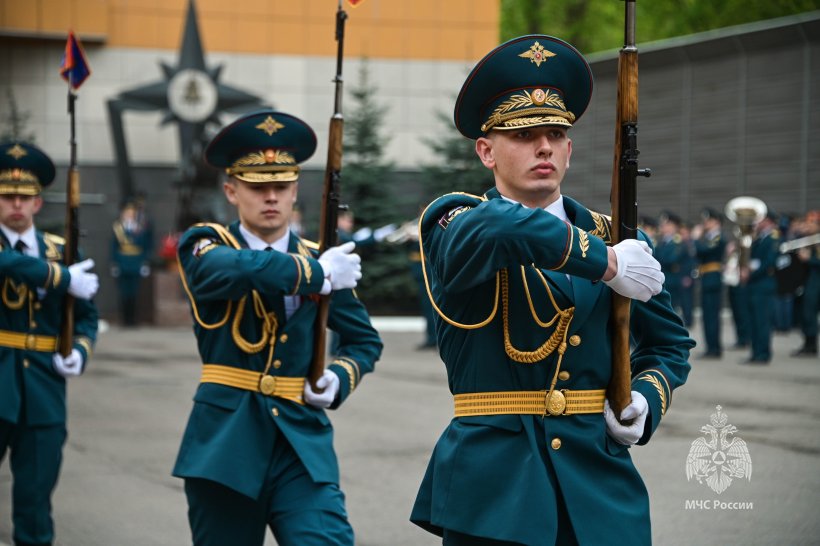 в Академии состоялось торжественное построение ко Дню пожарной охраны