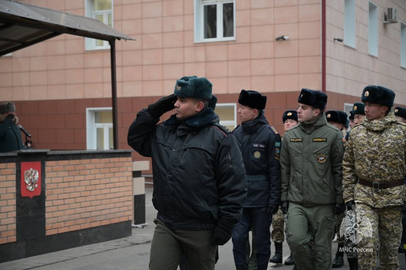 На плацу состоялось ежемесячное построение постоянного и переменного состава Академии