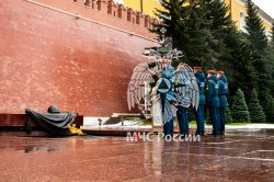 Личный состав Академии возложил цветы к Могиле Неизвестного в Александровском саду