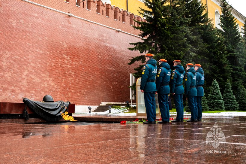Личный состав Академии возложил цветы к Могиле Неизвестного в Александровском саду