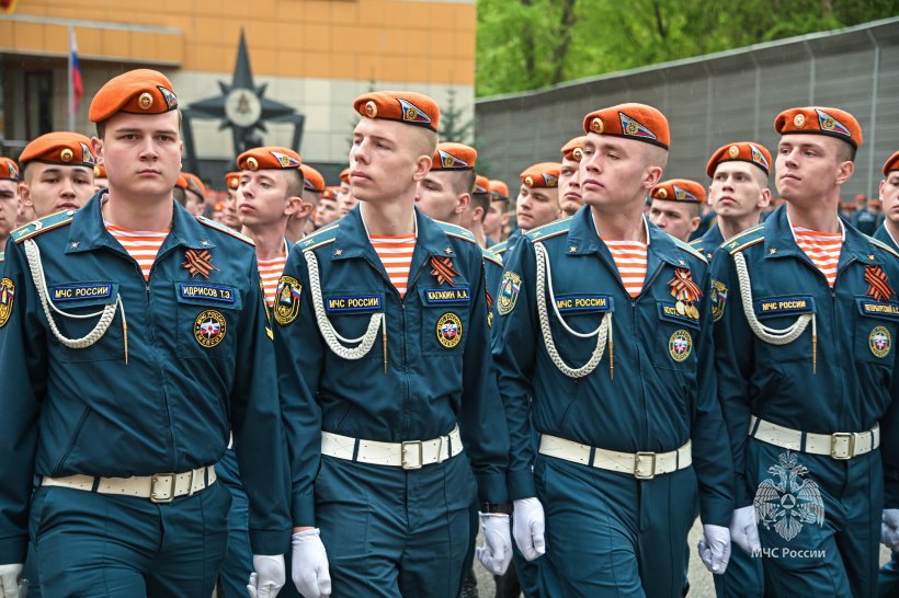 в Академии состоялось торжественное построение ко Дню пожарной охраны