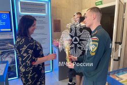 Александр Куренков наградил женщин-ветеранов МЧС России в преддверии 8 Марта