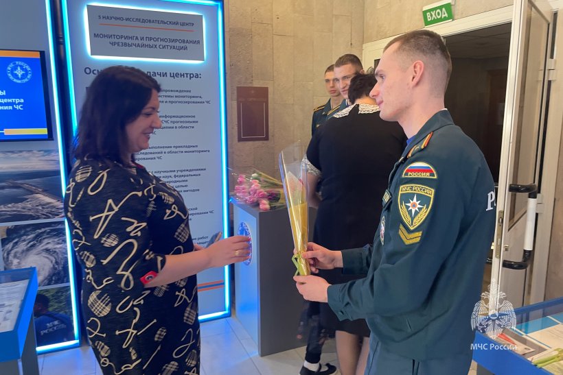 Александр Куренков наградил женщин-ветеранов МЧС России в преддверии 8 Марта