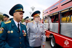 Главе МЧС России Александру Куренкову продемонстрировали новый образец пожарного автомобиля 