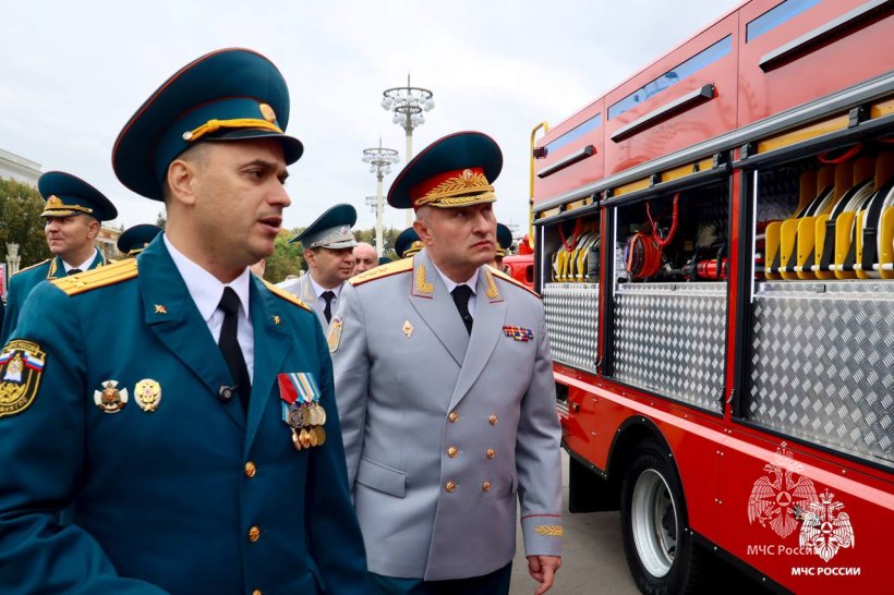 Главе МЧС России Александру Куренкову продемонстрировали новый образец пожарного автомобиля 