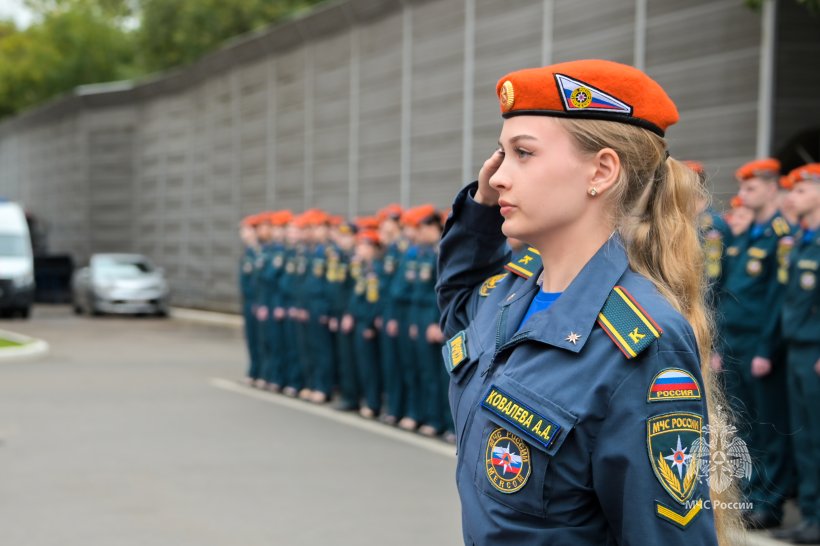Символ чести и ответственности: курсантам вручили оранжевые береты