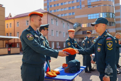 Первокурсникам вручили оранжевые береты