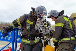  Курсанты Академии ликвидировали условный пожар в Геленджике